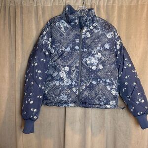 American Eagle Outfitters reversible Floral Navy Puffer Sherpa Jacket Quilt